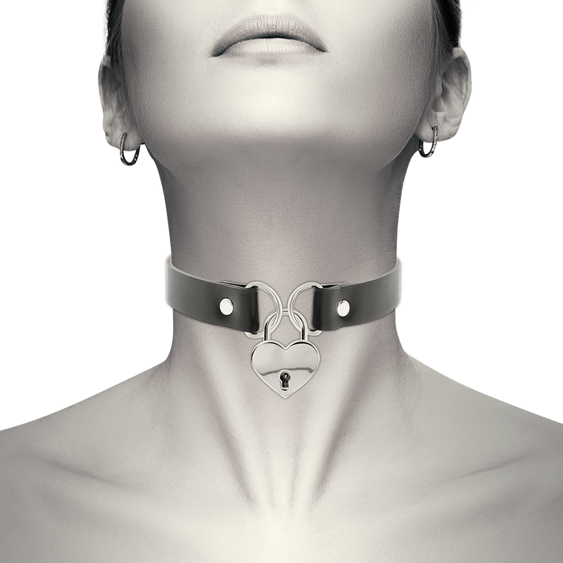 COQUETTE CHIC DESIRE - VEGAN LEATHER NECKLACE WITH HEART ACCESSORY AND KEY